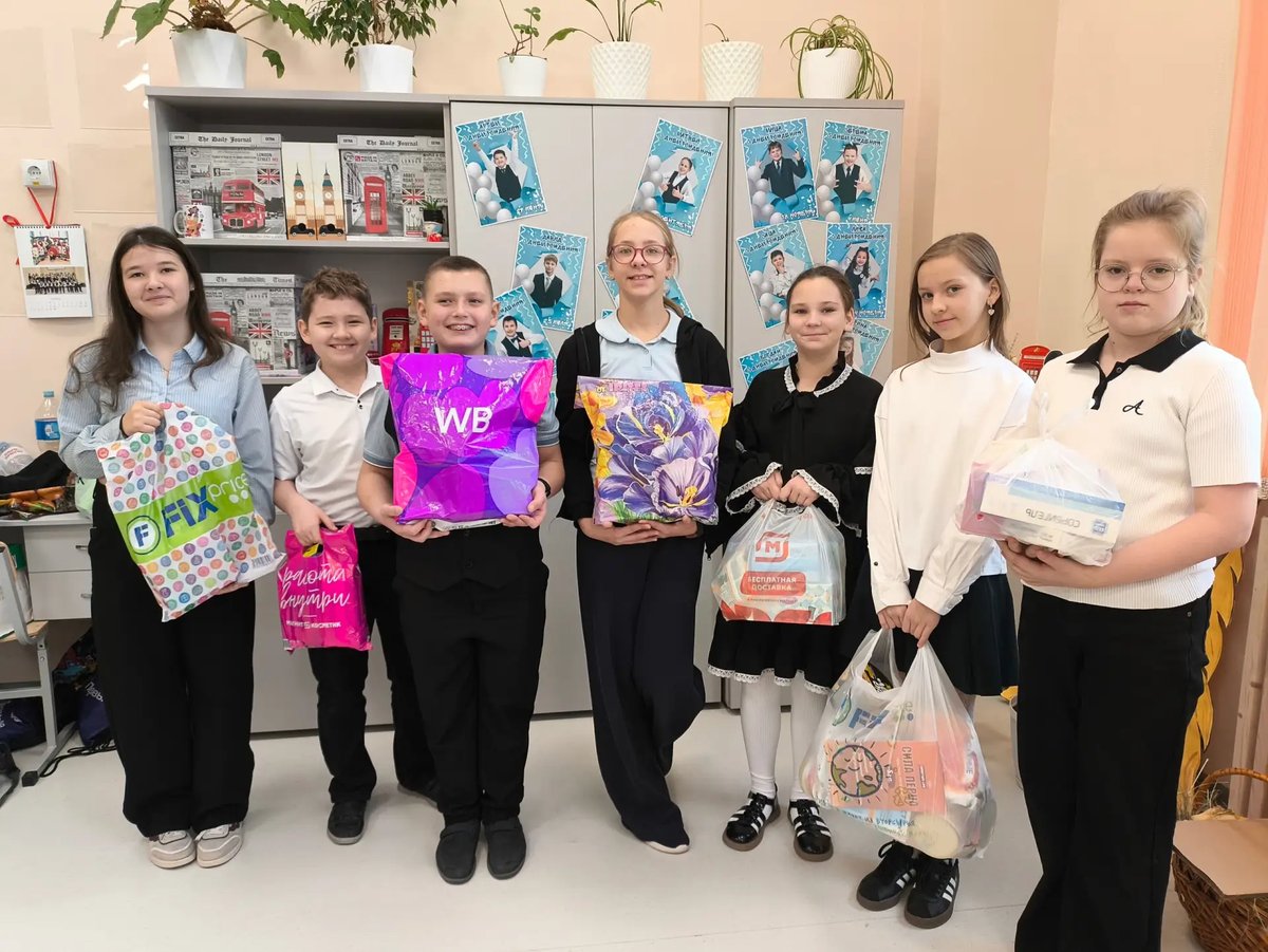 В гимназии "Юнона" проходил сбор гуманитарной помощи для бойцов спецоперации.